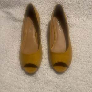CL by Laundry Mustard Yellow Suede Peep Toe Low Block Heels Size 9.5